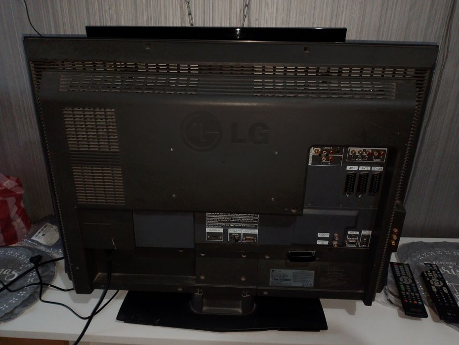 Продавам LCD Телевизор LG 32 инча.