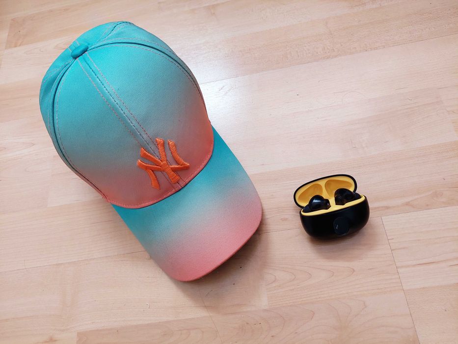 Шапка + airpods слушалки
