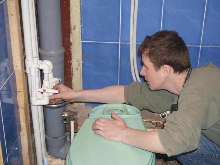 Услуги сантехника: замена унитаза, раковины, смесителя и сифона.