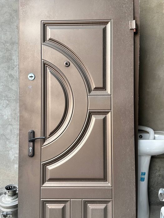 Железная дверь — прочная и надежная