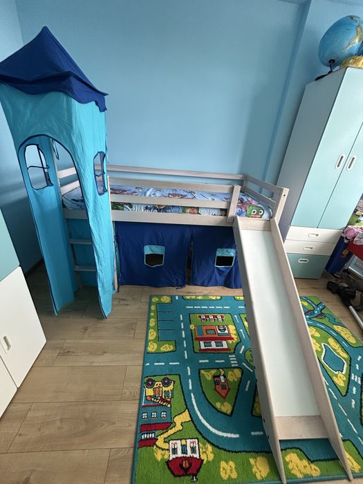 Pat ce copii cu topogan stil castel