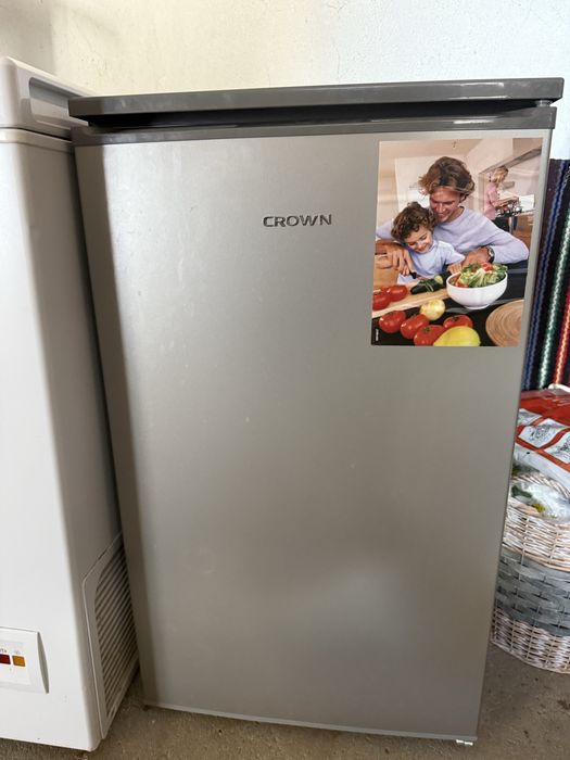 Малък хладилник с фризер Crown