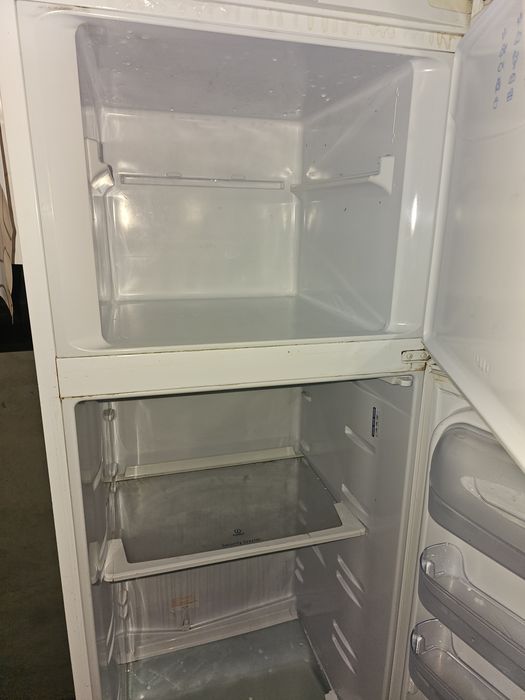 Donez Frigider Indesit