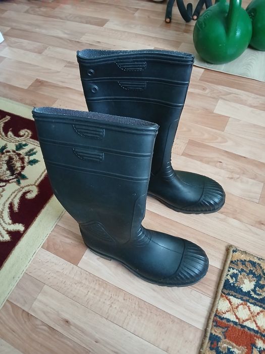 Продам резиновые сапоги