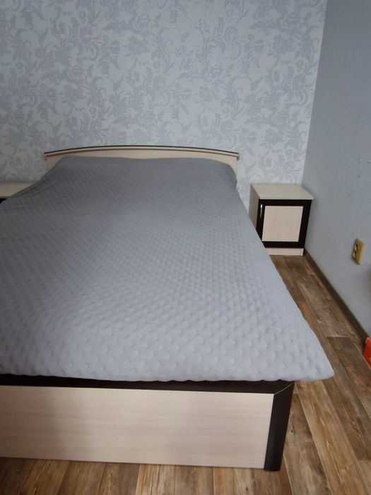 Продам кровать с двумя тумбочками.