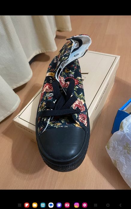 Teniși cu flori negri