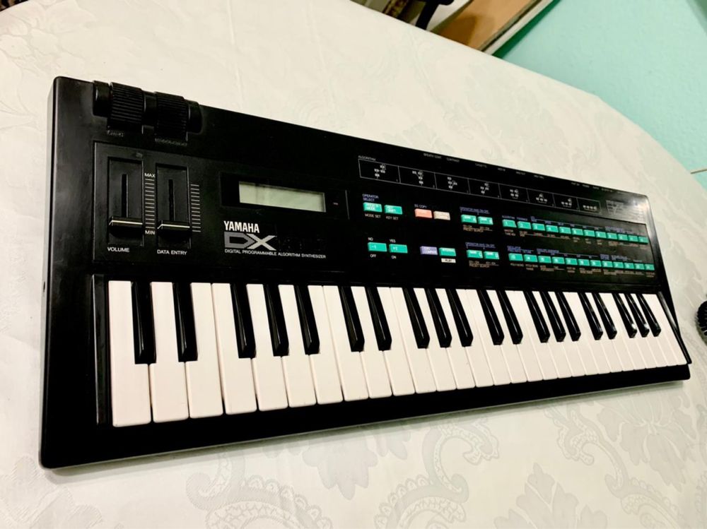Профессиональный синтезатор Yamaha DX7 семейства, модель DX100