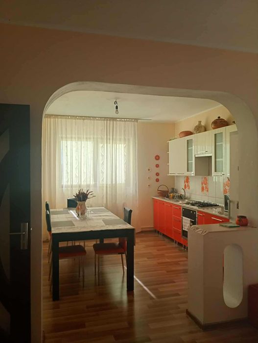 Casa de vanzare pe strada Henci oras Podul iloaiei