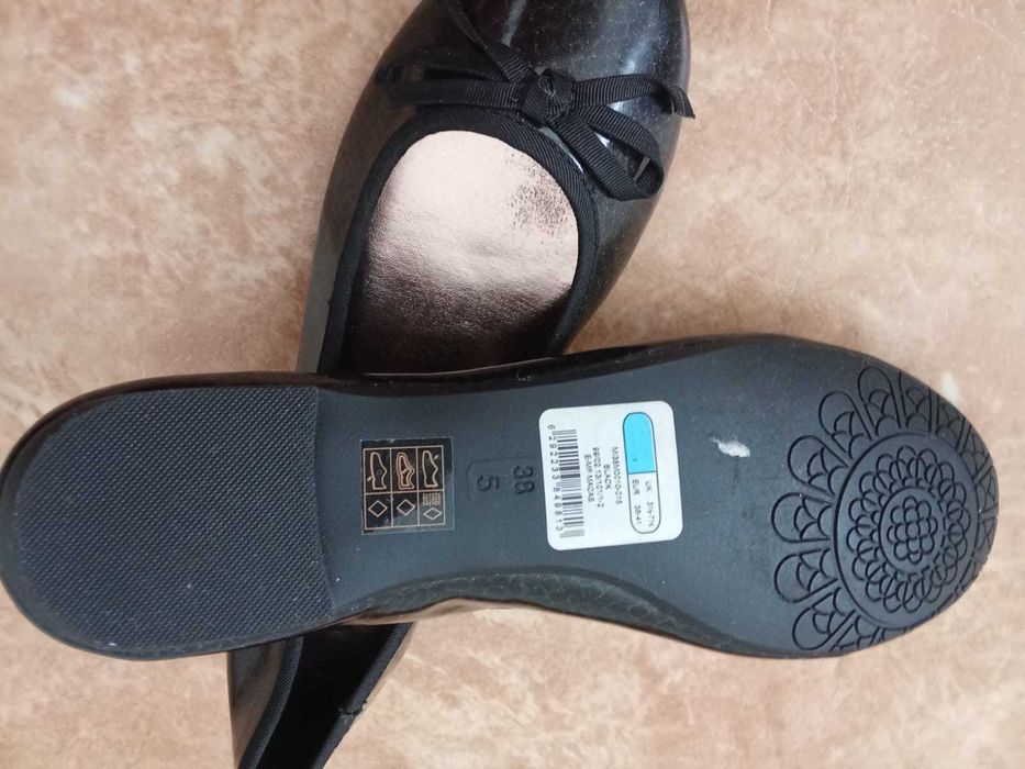 Продам новые туфельки--- 38 размер;
Цена -- 8000т