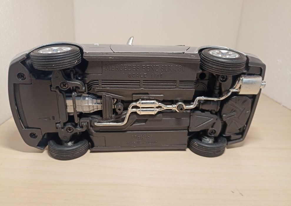Mercedes SLK 
Scara 1:18
Maisto 

Fotografiile fac parte din descriere