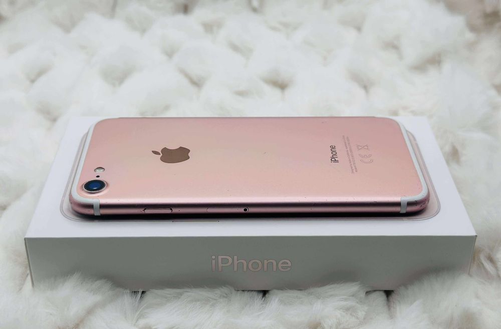 Vand / Schimb IPhone 7  Roz  Impecabil