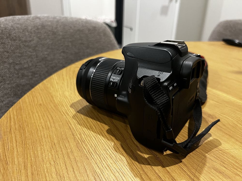CANON EOS 250D + обектив 18-55mm, зарядно и страп