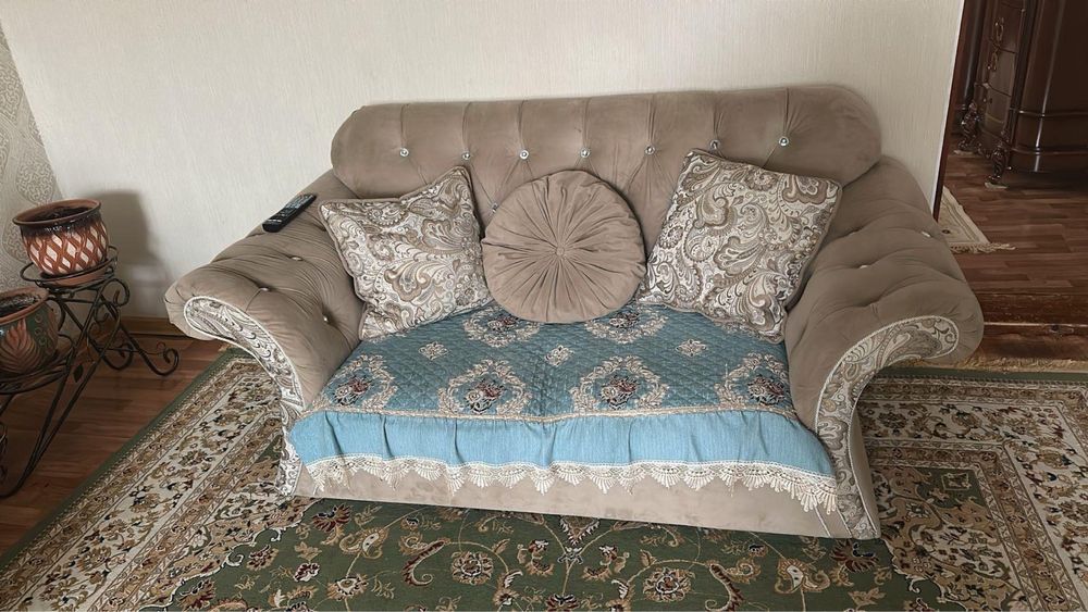 продаётся комплект мягкой мебели: диван + 2 кресла
