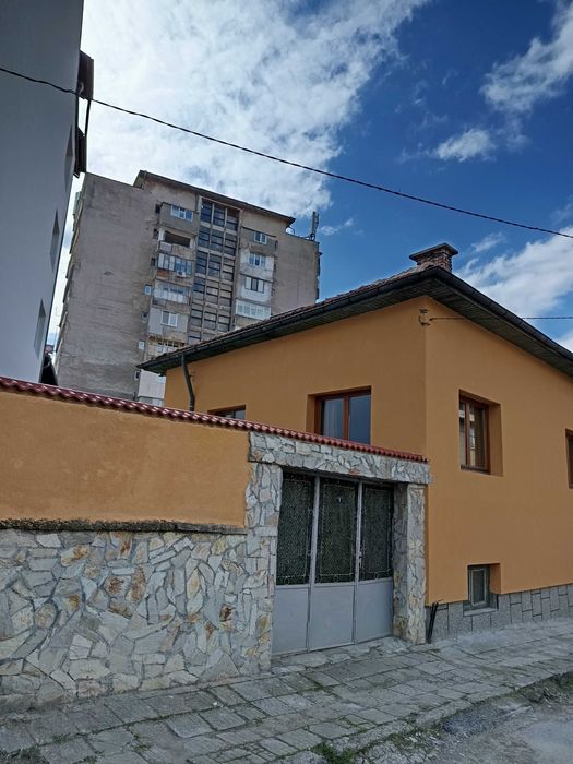 продава самостоятелна къща с двор