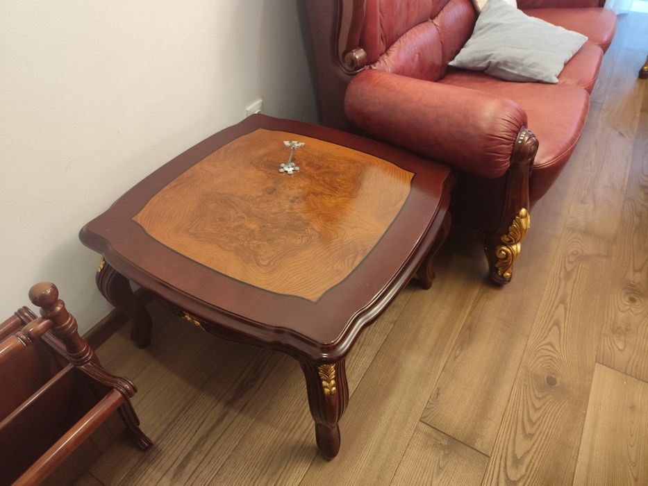 Vând set canapele din piele naturala,calitate extra,plus două mese.  l