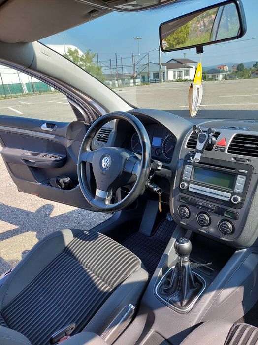 De vinzare vw golf 5.