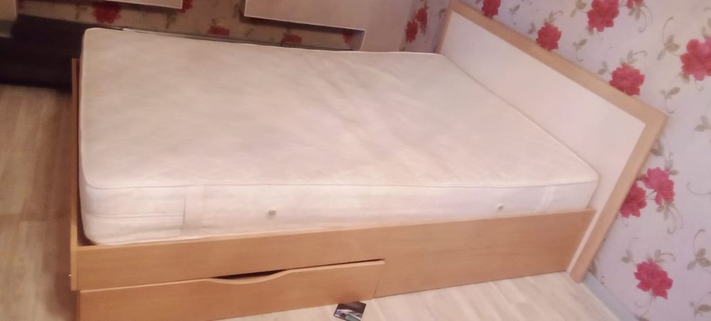 Продам двухспальную кровать, шифонер, межкомнатные двери.