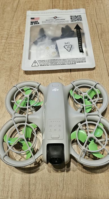 Drona DJI Neo cu elice Master Airscrew