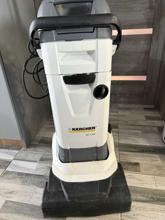 Aparat de curatat pardoseli cu suprafata mare KARCHER BR 4.300