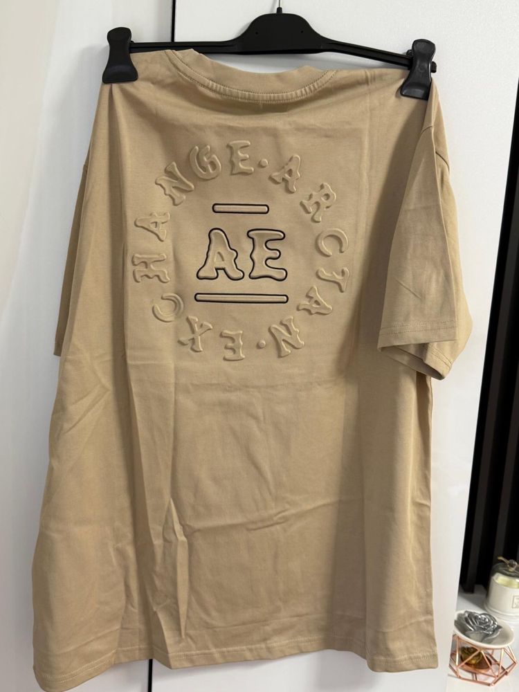 Tricou bej.        .