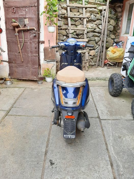 Vând moped înscris