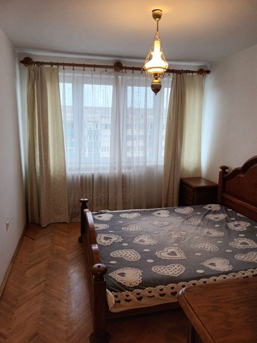 Dau spre inchiriere apartament3 camere  cu bucatarie open  space   l