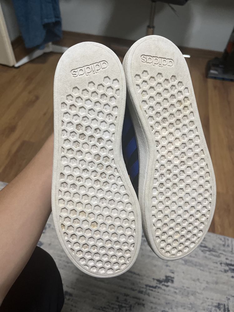 Обувки на Adidas