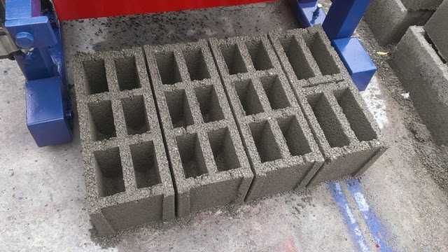Presa/ Masina/ Vibropresa mobila boltari beton - STANDARD PMV 4B200