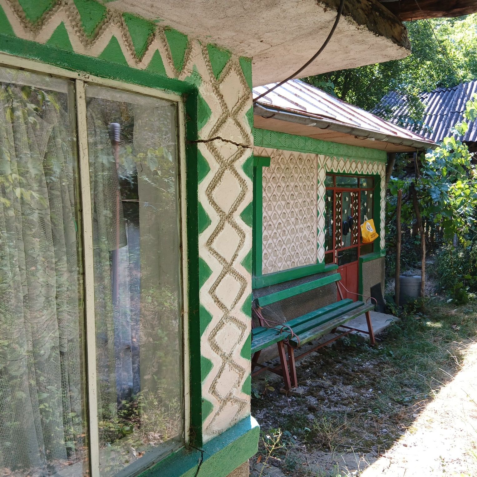 Teren cu două case bătrânești