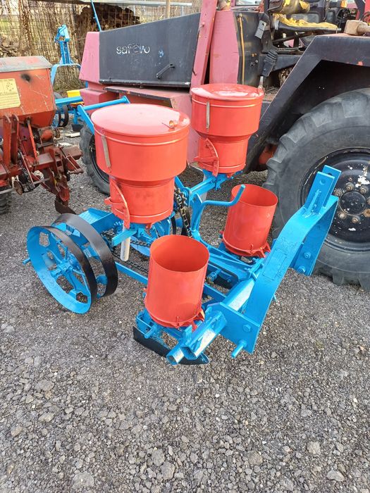 Semanatoare de porumb pe 2  - 4 randuri mecanica cu fertilizare