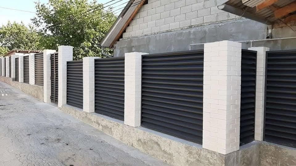 Construim garduri si porti din sipca metalica, panouri stil jaluzele,