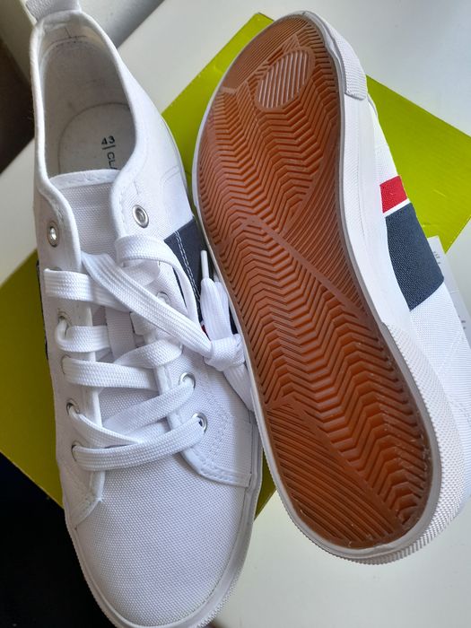 Pantofi sport noi cu eticheta