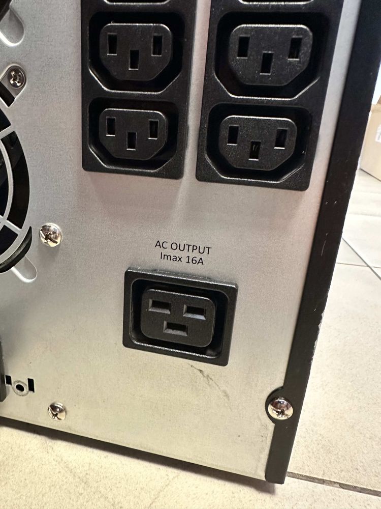 UPS 3000 VA 2700 Watts работещ с нови батерии
