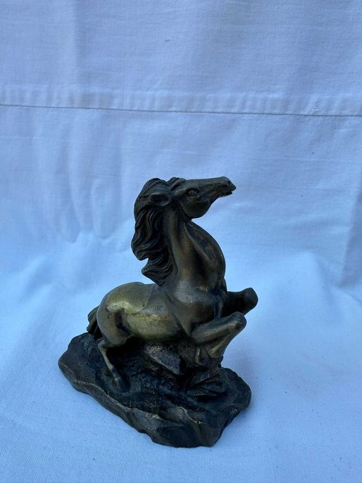 Месингова статуетка: "Изправен кон"