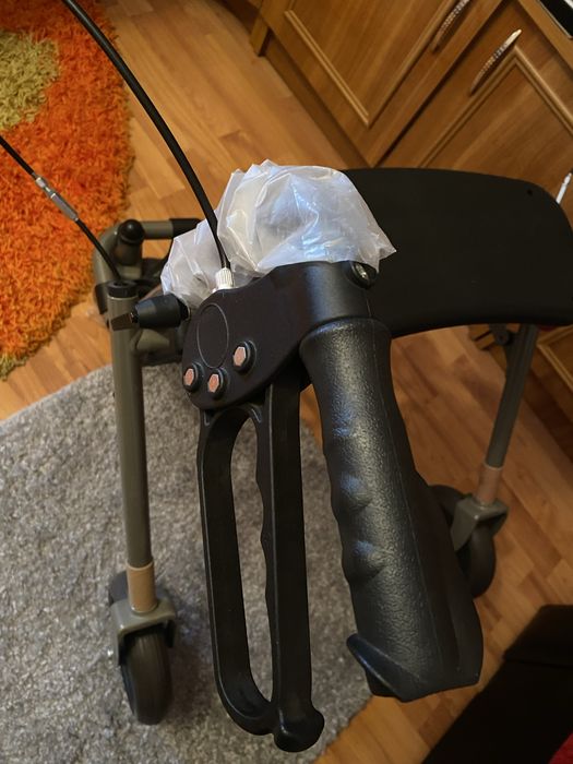 Carucior din aluminiu cu 4 roti, usor, pliabil, gri cu negru