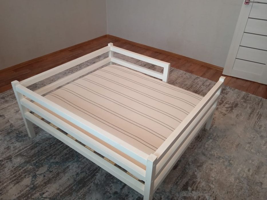 Кровать из брусьев. 
С матрасом. 
С бортиками