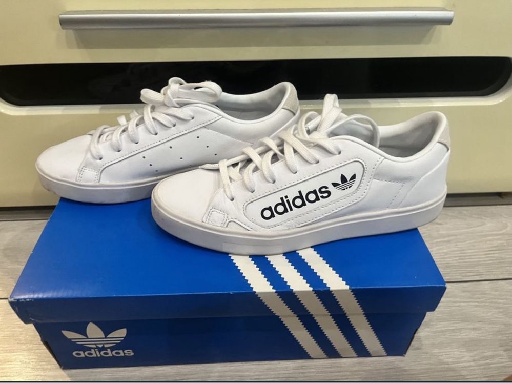 Обувки adidas 37