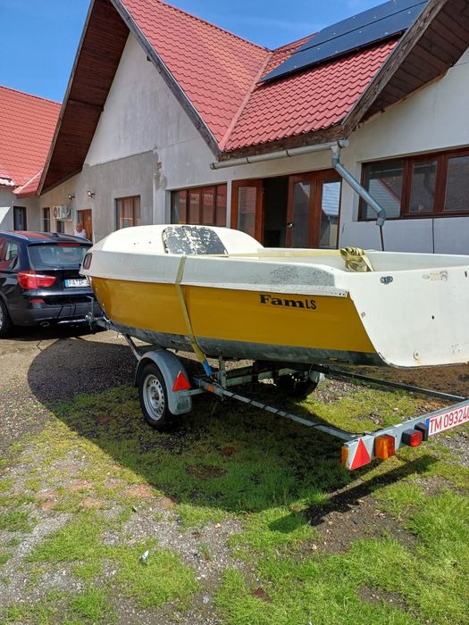 Vând barcă cu peridoc