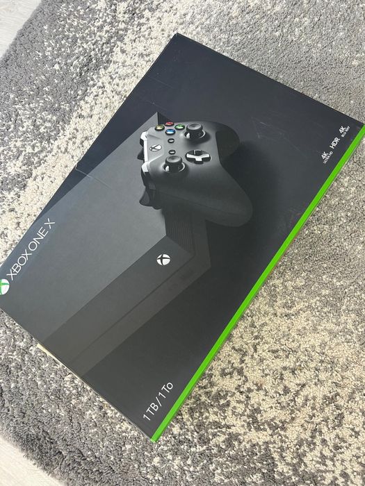 Xbox One X 1TB, cu cutie si accesorii originale, foarte putin folosit