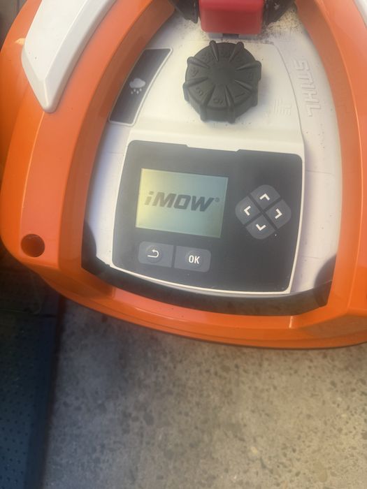 Robot tuns gazon Stihl masina tuns iarba RMI 422.1