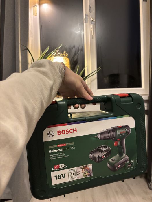 Акумулаторен винтоверт Bosch Universal Drill, 18 V, 2 x 1.5 Ah