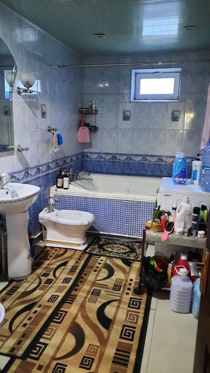 Продам чиланзар 23.  Трёх комнатная.  Балкон 2*6