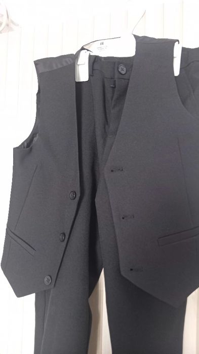Vand set costum H&M ptr scoala  marime6-8ani .
