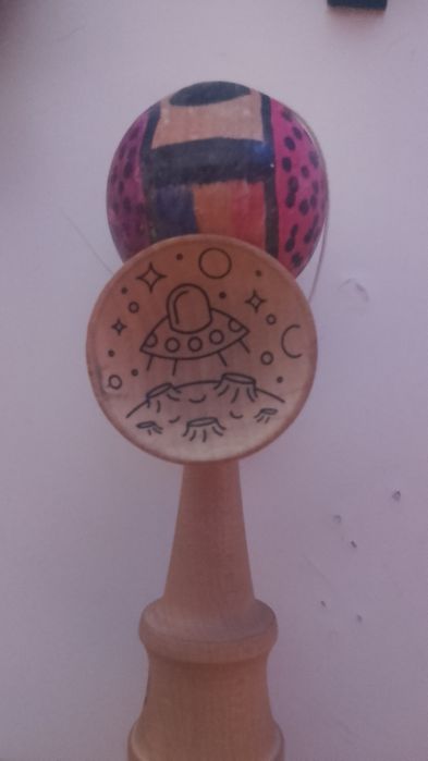 Vând o kendama mam jucat puțin cu ea