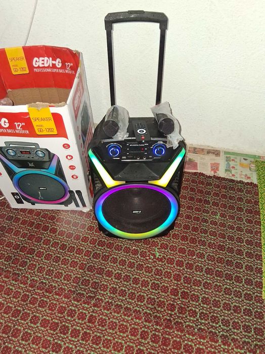 Boxă portabila cu Bluetooth tip trailer cu 2 microfoane. Telecomanda