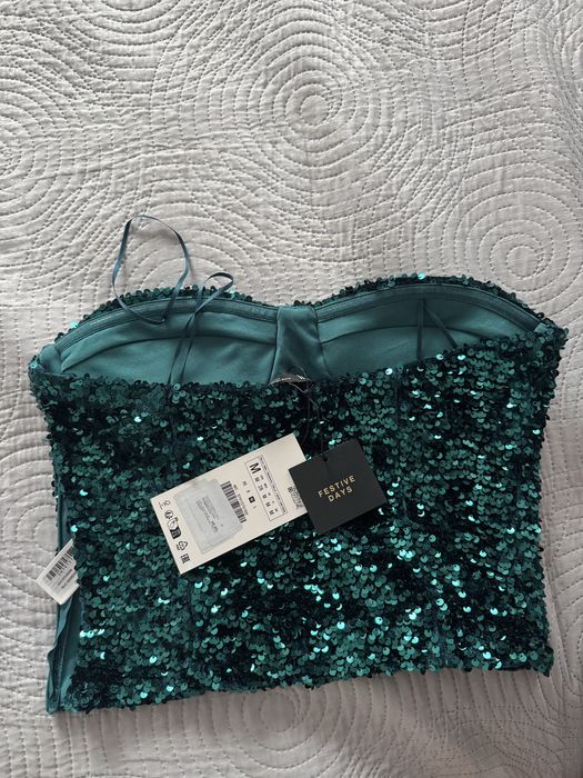 Блестящ пайетен топ от празничната колекция на Zara