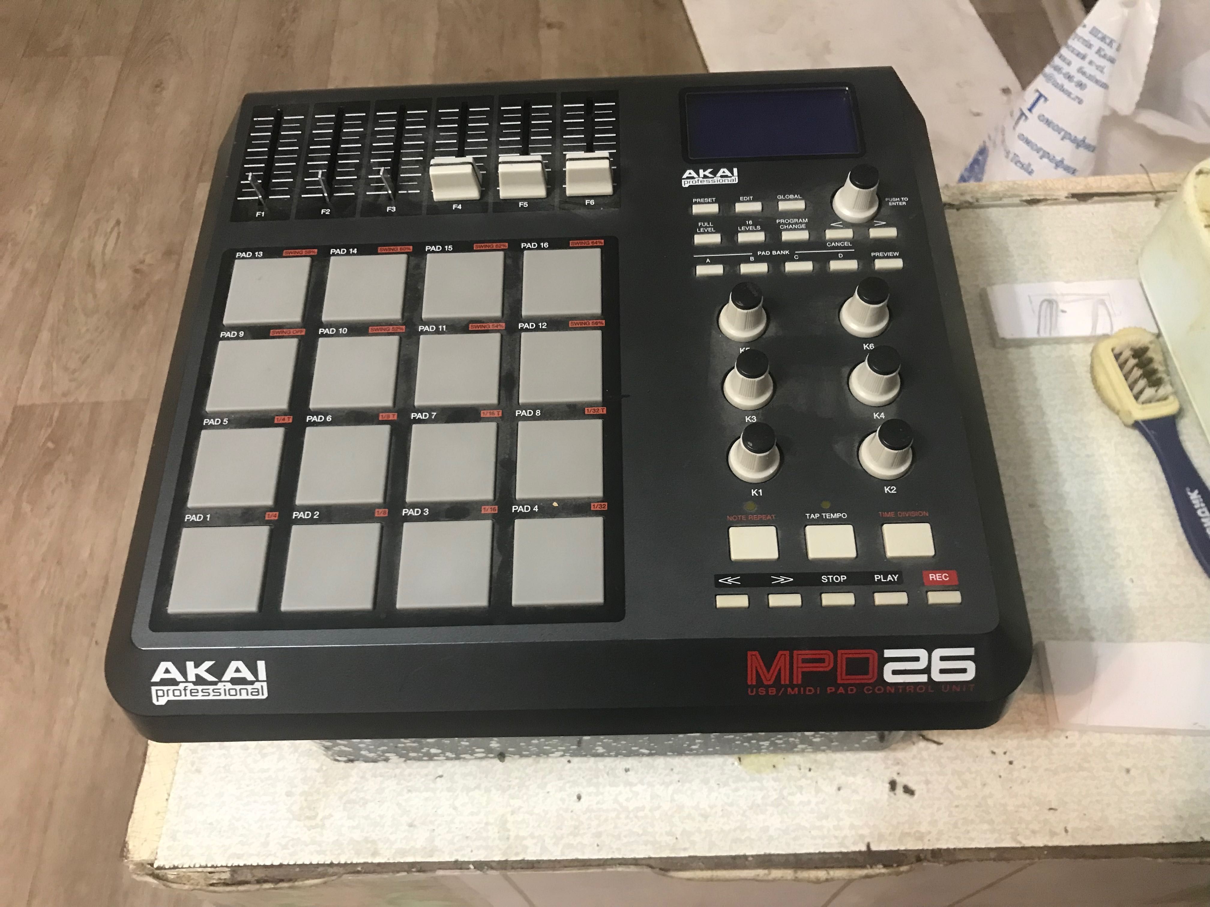 Мидиконтроллер akai profession mpd26