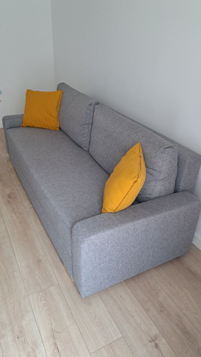 Canapea Ikea extensibila și cu spații de depozitare