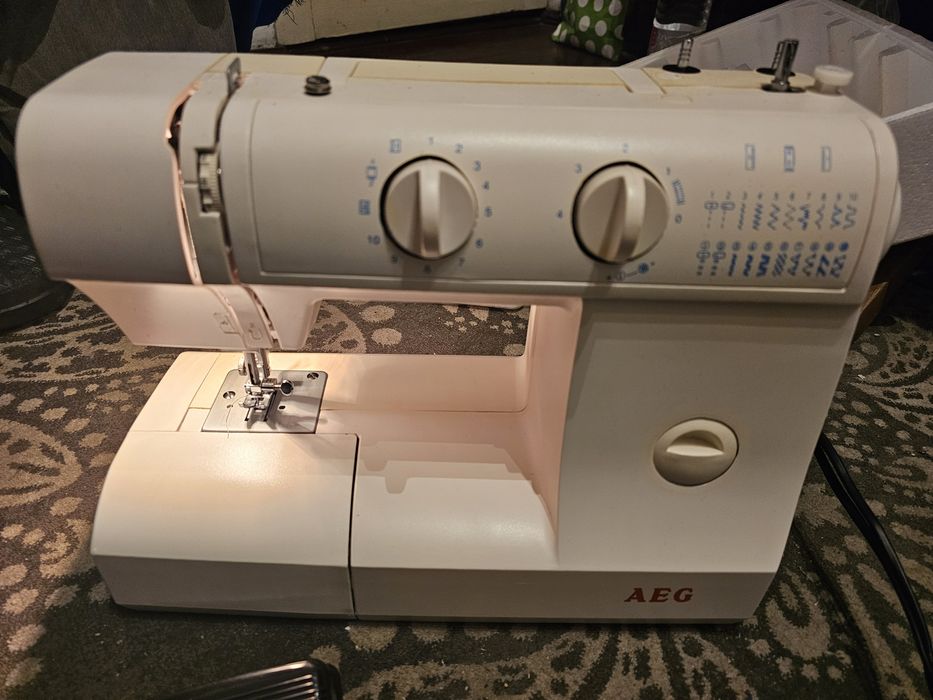 Masina de cusut noua neutilizata AEG 790 cu 23 de cusaturi