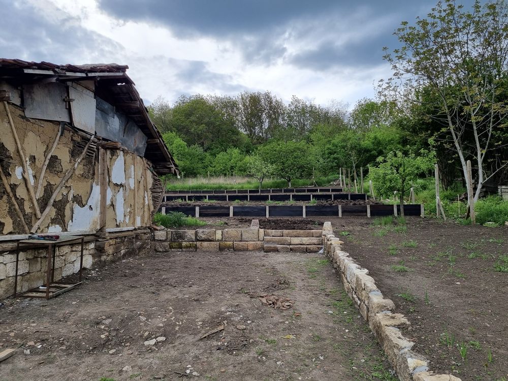 Къща с двор 1200 кв.м